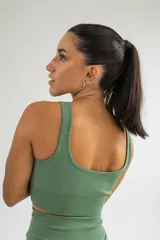 Top deportivo verde oliva de punto canalé, con breteles anchos y espalda deportiva.
