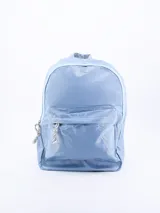 Mochila de diseño clásico en color celeste, confeccionada en material sintético con acabado brillante. Cuenta con un compartimento principal amplio con cierre, un bolsillo frontal externo con cierre y tiradores de cordón trenzado en blanco y negro.