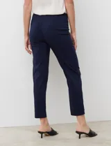 Pantalón negro de gabardina elastizada, marca Zac & Rachel. Corte recto, pretina ancha pespunteada, bolsillos simulados y largo al tobillo.