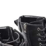 Borcegos de caña media con cordones, confeccionados en cuero sintético negro, con suela track de goma dentada.