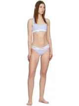 Bombacha clásica Calvin Klein color lila, de algodón elástico, con cobertura trasera moderada, talle medio y cintura elástica con logo.