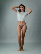 Bombacha bikini color marrón, de algodón y elastano, con laterales finos y cintura elástica con logo Calvin Klein.