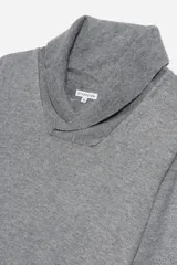 Sweater azul con cuello solapado y mangas largas.