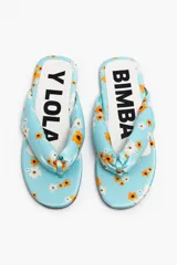 Sandalias negras tipo ojotas con plataforma baja y tira ancha acolchada.