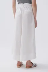 Pantalón palazzo blanco de lino con lazo en la cintura.