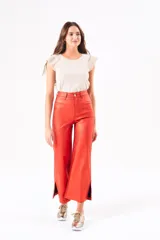 Pantalón wide leg color rojo metalizado, de tiro medio y corte ancho con aberturas laterales en el ruedo.