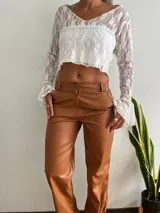 Pantalón de cuero color marrón claro, de corte recto y tiro medio.