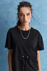 Remera celeste de algodón con cuello redondo, mangas cortas y cordón ajustable en la cintura.