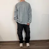 Pantalón tipo jean cargo de corte recto y tiro medio, en color azul claro lavado. Presenta bolsillos laterales con solapa y cierre de botón y cremallera.