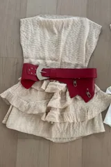 Minifalda amarilla con textura arrugada y volados en capas.