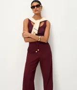 Pantalón de corte recto confeccionado en mezcla de viscosa y lino. Presenta cintura elástica con cordón ajustable y bolsillos laterales.