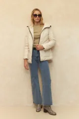 Campera puffer color verde oliva, con capucha, cierre frontal, bolsillos laterales con solapa y elástico en la cintura.