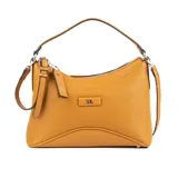 Cartera tipo hobo color habano, confeccionada en cuero sintético graneado. Tiene un compartimento principal con cierre, un bolsillo interno con cierre y otro abierto. Incluye correa regulable y asa fija.