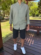 Camisa oversize de lino color verde militar, con cuello mao y manga larga.