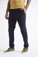 Pantalón chino de gabardina con corte skinny, bolsillos laterales y traseros, y cierre frontal con botón y cremallera.