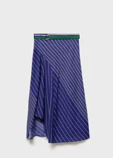 Falda midi de corte recto con bajo asimétrico, tiro medio y cierre de cremallera lateral. Presenta un estampado de rayas diagonales en tonos azul, verde y blanco, e incluye un cinturón ajustable a juego con hebilla metálica.