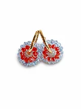 Par de dijes circulares para aros con diseño de burbuja de resina transparente rellena con cristales facetados en tonos celestes y rojos.