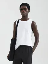 Musculosa blanca de corte recto y cuello redondo.