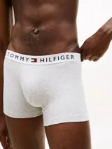 Pack de tres trunks de algodón gris con textura acanalada. Presentan una cintura elástica ancha en color blanco con el nombre y logo de la marca estampados en letras negras y el icónico detalle tricolor.