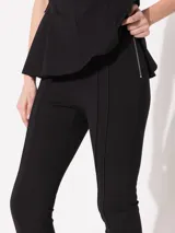 Pantalón negro estilo Oxford con botamangas elastizadas y recortes diagonales. La cintura elastizada aporta gran comodidad en su uso, acceso mediante cierre en el lateral.