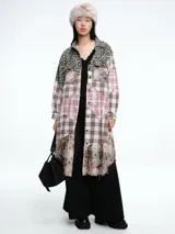 Chaqueta larga tipo sobrecamisa con diseño patchwork que combina diferentes estampados de cuadros y animal print. Presenta cierre frontal con botones, cuello clásico, mangas largas y bordes deshilachados en el ruedo.