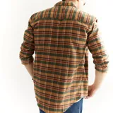 Camisa de manga larga a cuadros en tonos tierra y verde, confeccionada en algodón peinado.