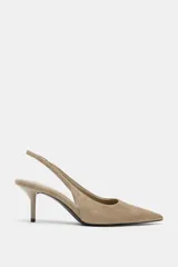 Zapato de tacón destalonado de diseño clásico, con acabado en punta fina, tira trasera elástica y tacón fino de altura media.