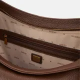 Bolso de hombro tipo hobo de color marrón oscuro (espresso) con textura de cuero granulado. Presenta un cierre frontal decorativo con el logo 'G' de Guess en metal dorado y herrajes dorados en las asas.
