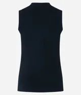 Blusa estilo chaleco, confeccionada en ribana negra, con abotonado delantero, sin mangas y con textura acanalada.