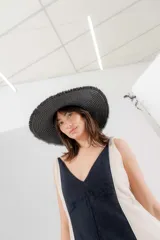 Vestido largo de lino con diseño bicolor en beige y crudo, escote en V y breteles regulables. Presenta detalles de bordados geométricos en el frente y tajos laterales.