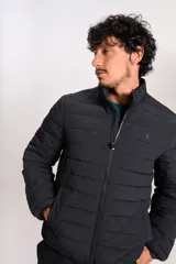 Campera acolchada negra con cierre frontal, cuello alto y diseño de costuras horizontales. Presenta un ajuste entallado y tejido exterior resistente al agua.