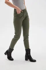 Pantalón jean skinny de calce medio, color negro.