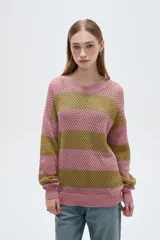 Sweater de tejido de punto calado con diseño a rayas horizontales en color blanco y azul marino, cuello redondo y mangas largas.