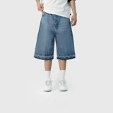 Bermuda de jean estilo baggy con diseño de corte holgado. Presenta un acabado desgastado con bordes desflecados en los bolsillos traseros y en el ruedo, además de un detalle de bordado en uno de los bolsillos posteriores.