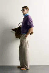 Sweater de punto de algodón morado, con cuello redondo, manga larga y acabados en rib.