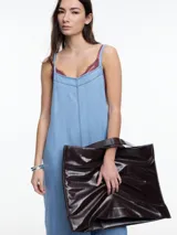 Enterito de denim suave confeccionado en 100% lyocell, con escote recto y breteles finos regulables que se ajustan en la espalda. Presenta una silueta amplia de pierna recta, caída fluida, bolsillos traseros aplicados y costuras a contratono.