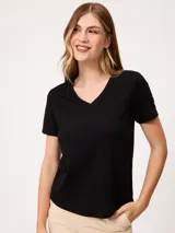 Remera básica de manga corta y cuello en V, de color negro, con un pequeño detalle bordado en el pecho.