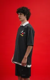 Remera de algodón premium color gris melange oscuro, con corte oversize y estampa pequeña de Mickey Mouse en el pecho.