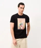 Remera negra de manga corta y cuello redondo, confeccionada en mezcla de algodón y poliéster, con estampa frontal rectangular que reproduce la obra artística "Vase of Flowers" de Odilon Redon.