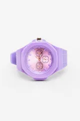 Reloj de pulsera color lila con caja octogonal y dial rosa con tres subesferas.