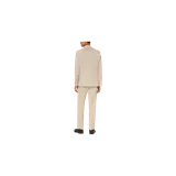 Traje slim fit de dos piezas en color beige, compuesto por un blazer de solapa de muesca con cierre de dos botones y bolsillos con solapa, y pantalón de vestir a juego.