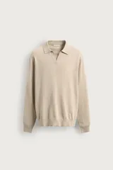 Polo de punto de mezcla de algodón color beige, de corte regular fit, con cuello solapa, abertura frontal y manga larga con puños acanalados.