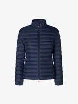 Campera acolchada Save The Duck modelo Carly, color verde militar, confeccionada en nylon y rellena con Plumtech. Cuenta con cuello alto, cierre bidireccional, bolsillos laterales con cierre y logo redondo de goma en la manga izquierda.