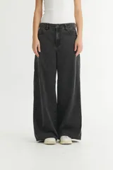 Pantalón de jean negro de corte amplio y relajado, con silueta suelta desde la cintura hasta el bajo.