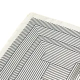 Pañuelo cuadrado de seda con estampado de rayas negras sobre fondo blanco, diseñado para anudarse al cuello.