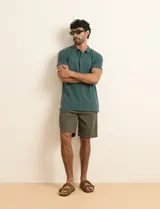 Bermuda Harrington Label de color azul oscuro, confeccionada en tejido de algodón con bolsillos laterales y traseros.