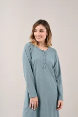 Camisón verde de manga larga con botones en el escote y bolsillo en el pecho.