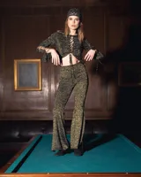 Top manga larga color rojo con detalles dorados, tejido de punto, entrelazado en mangas y frente, con puño acampanado.