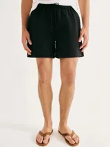 Short de baño color beige con cintura elástica ajustable con cordón.