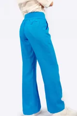 Pantalón negro de lino, corte palazzo, con cintura alta elastizada y cordón ajustable.